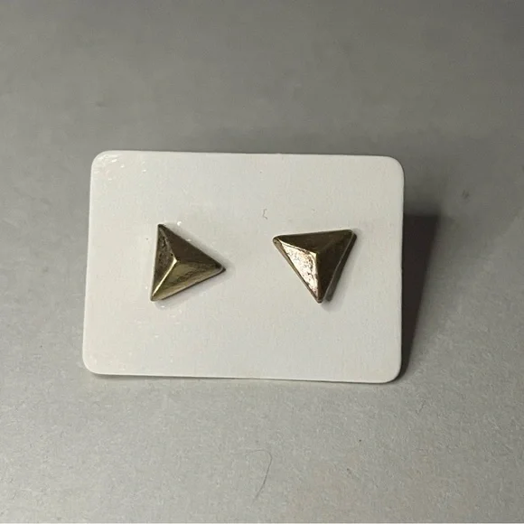 Vintage Woman’s Gold Tone Minimalist Spike Pyramid Stud Earrings - Picture 4 of 8